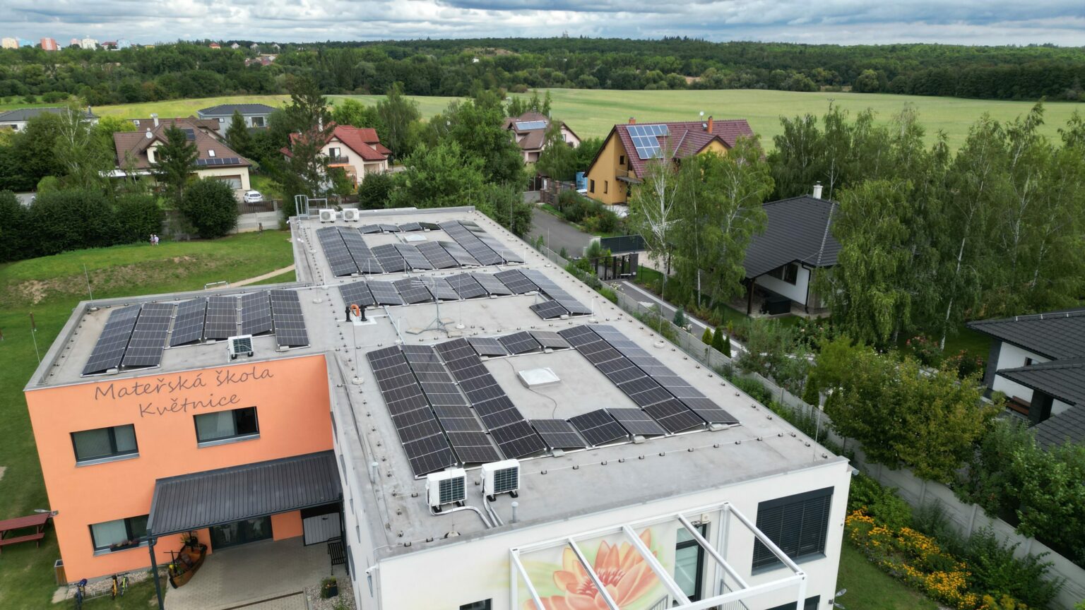 Fotovoltaická elektrárna na střeše mateřské školy