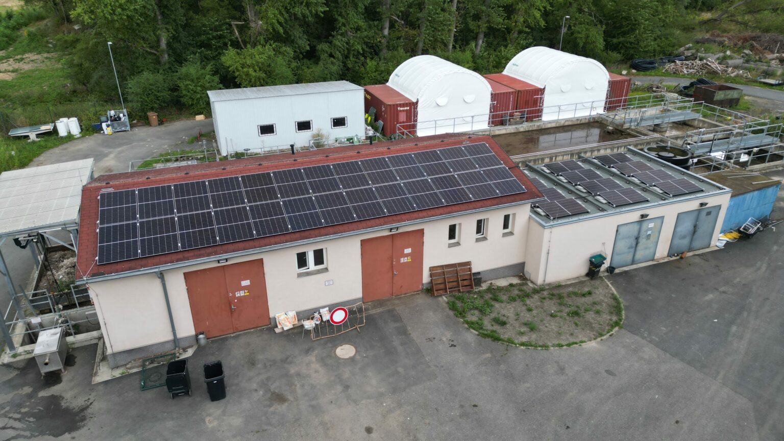 Fotovoltaická elektrárna na střeše firemního areálu