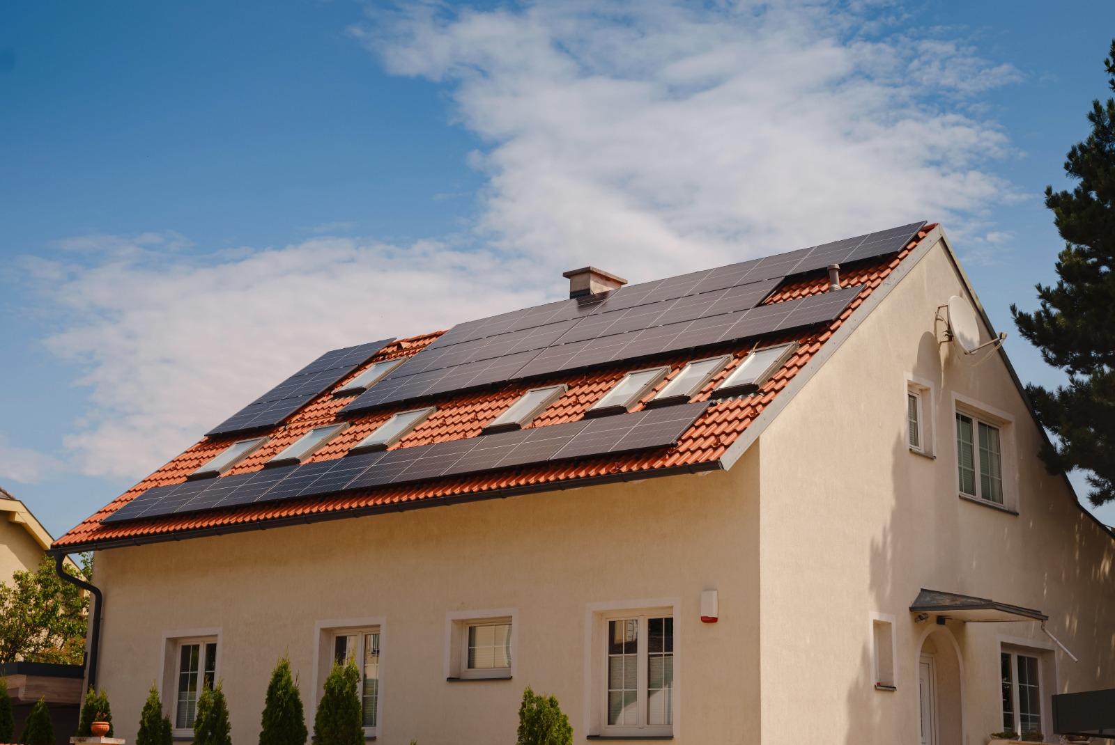 Fotovoltaické panely na střeše rodinného domu